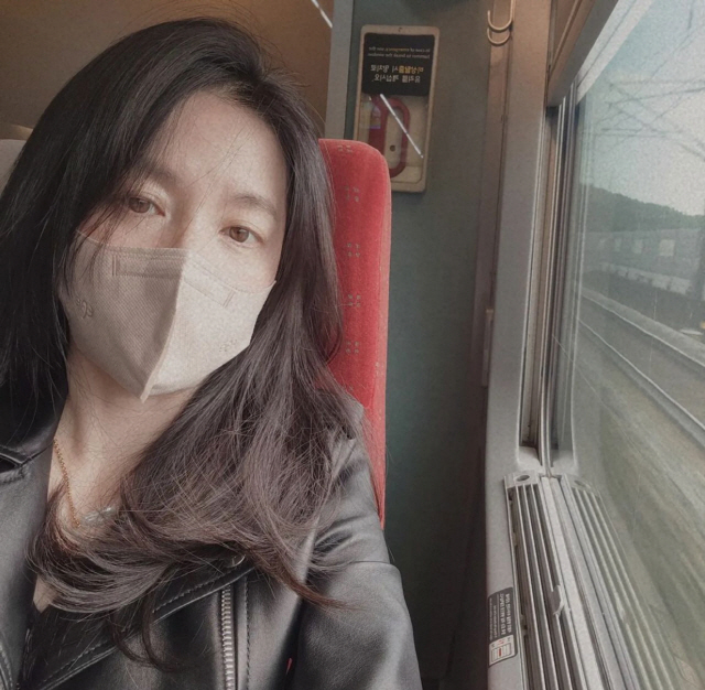 イ・ヨンエ、列車で釜山映画祭へ…依然変わらぬ美しい姿を披露