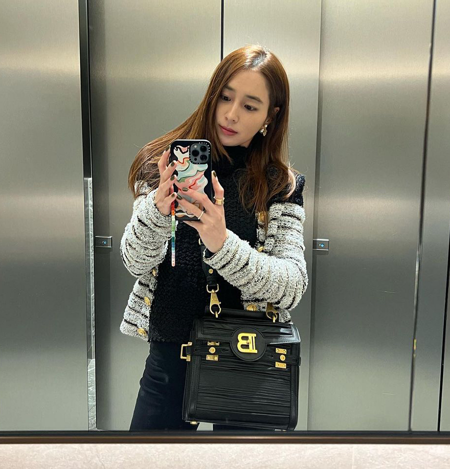 イ・ミンジョン、40歳とは思えぬ鏡越しショットにファン「年齢を忘れる美しさ」