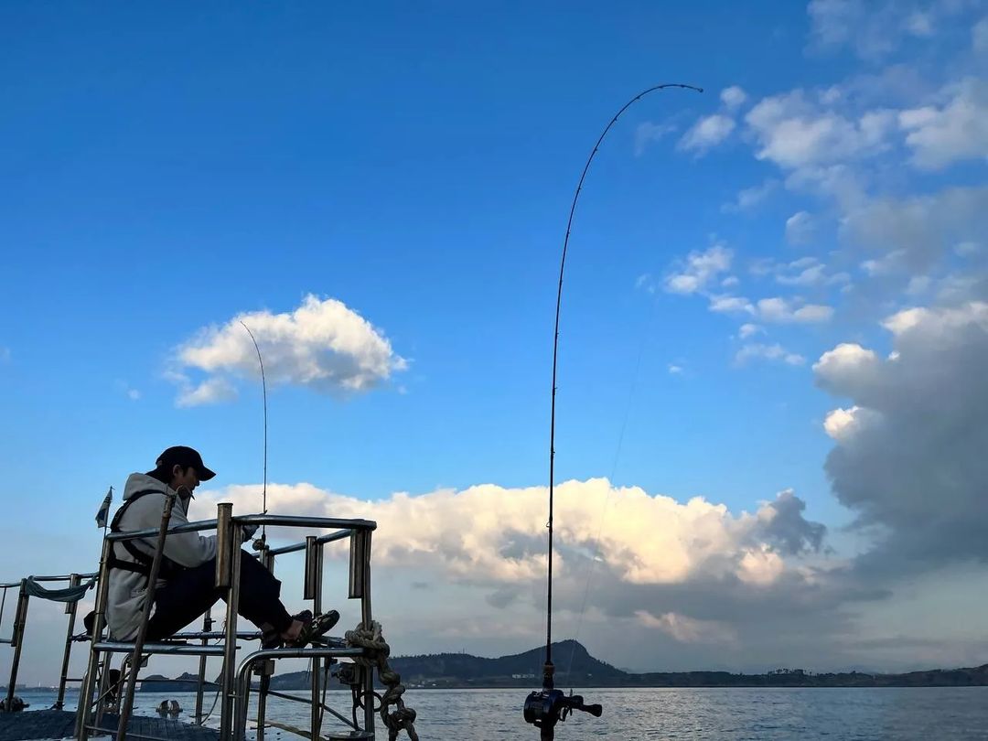 「釣り好き」コン・ユ、75センチの巨大なマダイを手に笑顔