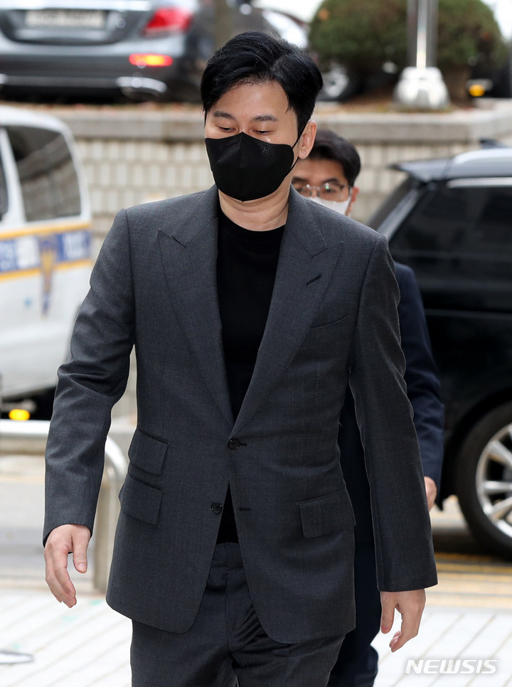 検察、脅迫罪でヤン・ヒョンソク前YG代表に懲役3年求刑