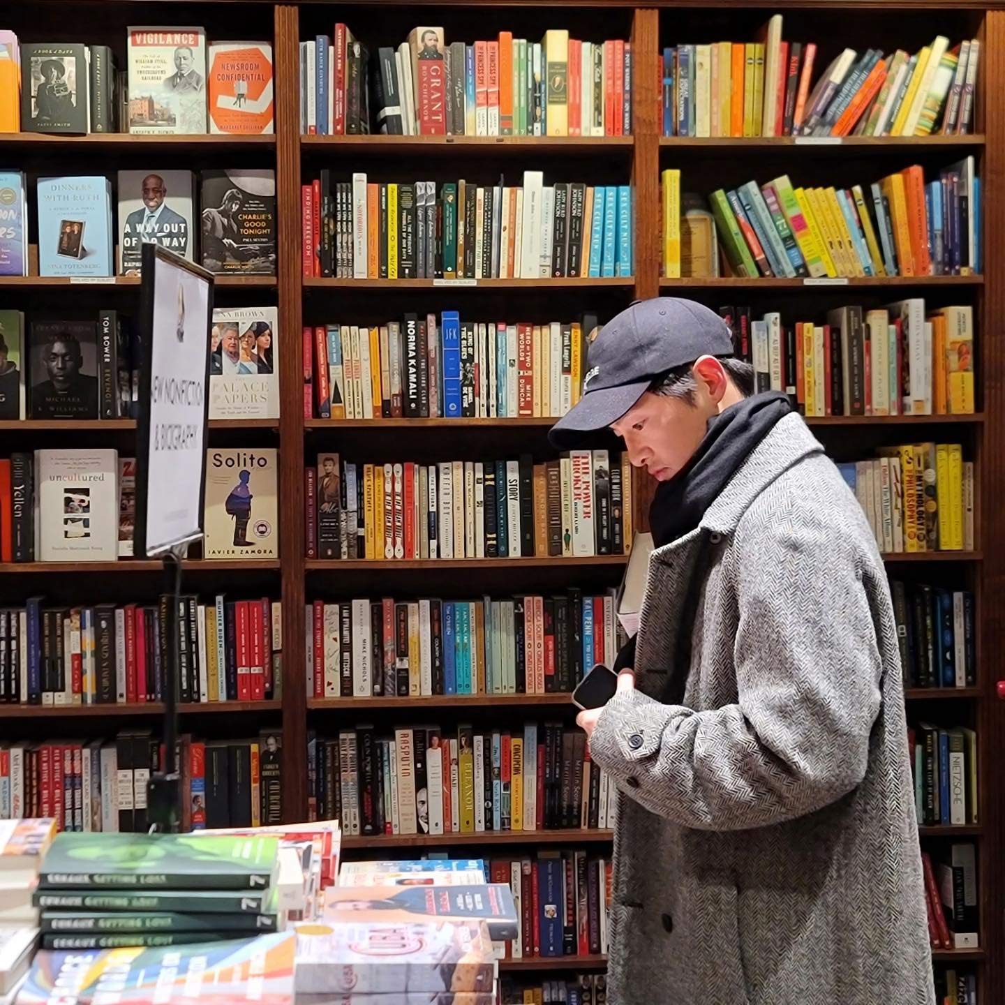 ソン・ジュンギ、NYの書店を訪れた姿がまるで大学生！