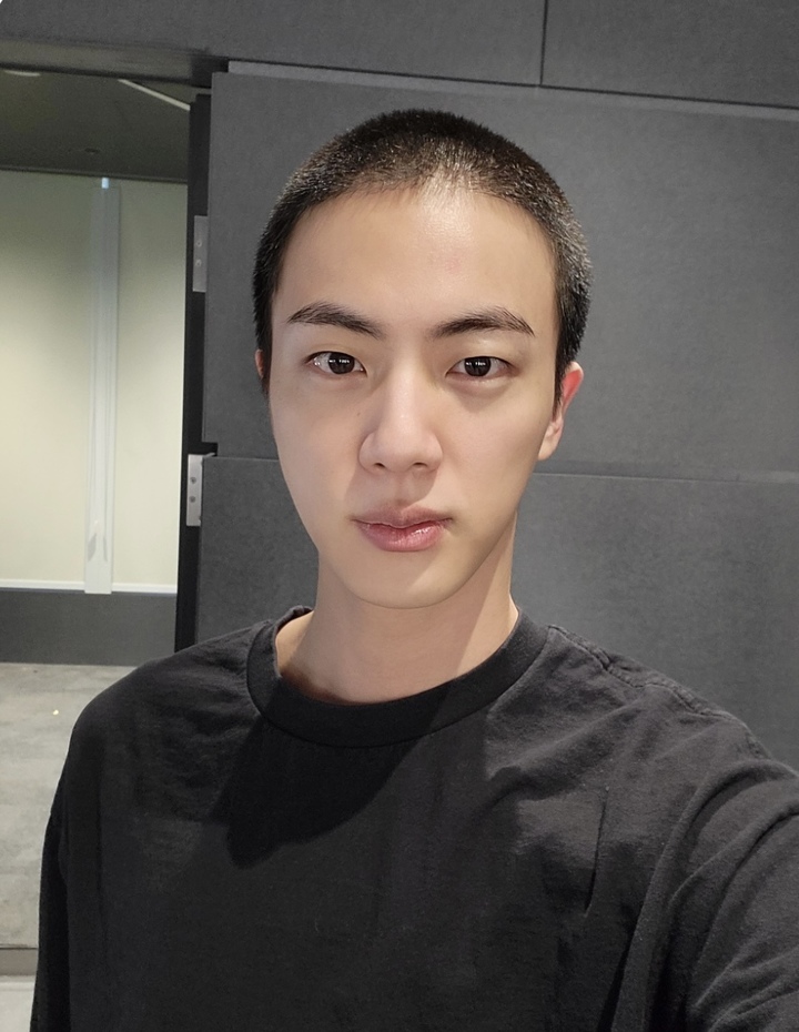 徴兵：BTSのJIN、入隊まであと1日…「安全のため、あいさつなし…車で訓練所入り」