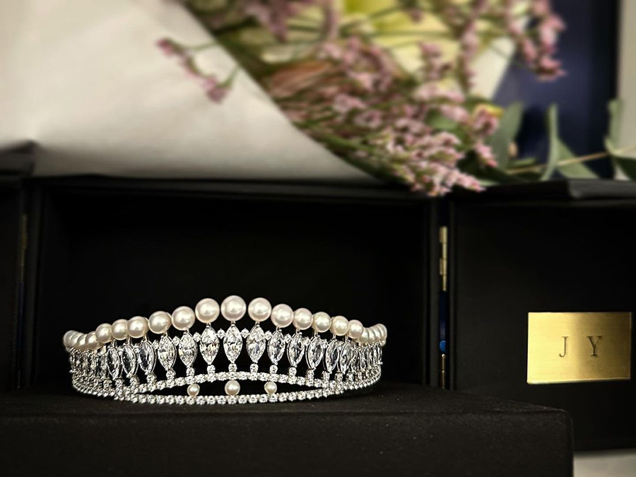 IU、結婚するジヨンに真珠のティアラをプレゼント…「いつも女王のように幸せに」