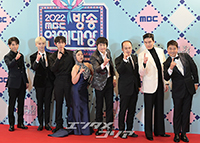 【フォト】「2022 MBC芸能大賞」のチョン・ヒョンム&「今年の芸能賞」の『シングル男のハッピーライフ』出演者たち