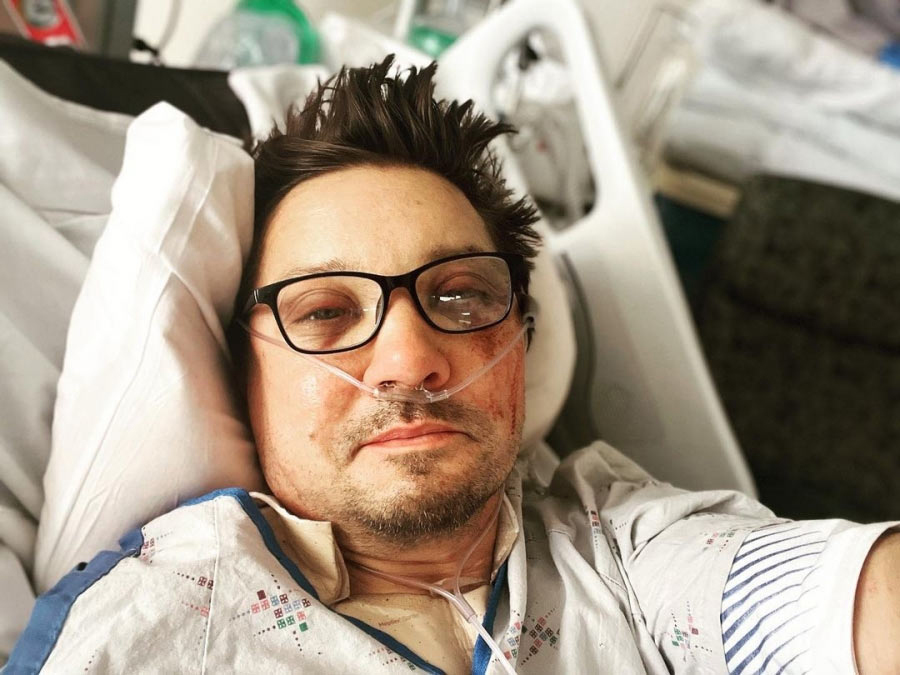 「ホークアイ」ジェレミー・レナー、除雪機事故で入院中の写真初公開…「今、私はメチャクチャ…皆さんに感謝」
