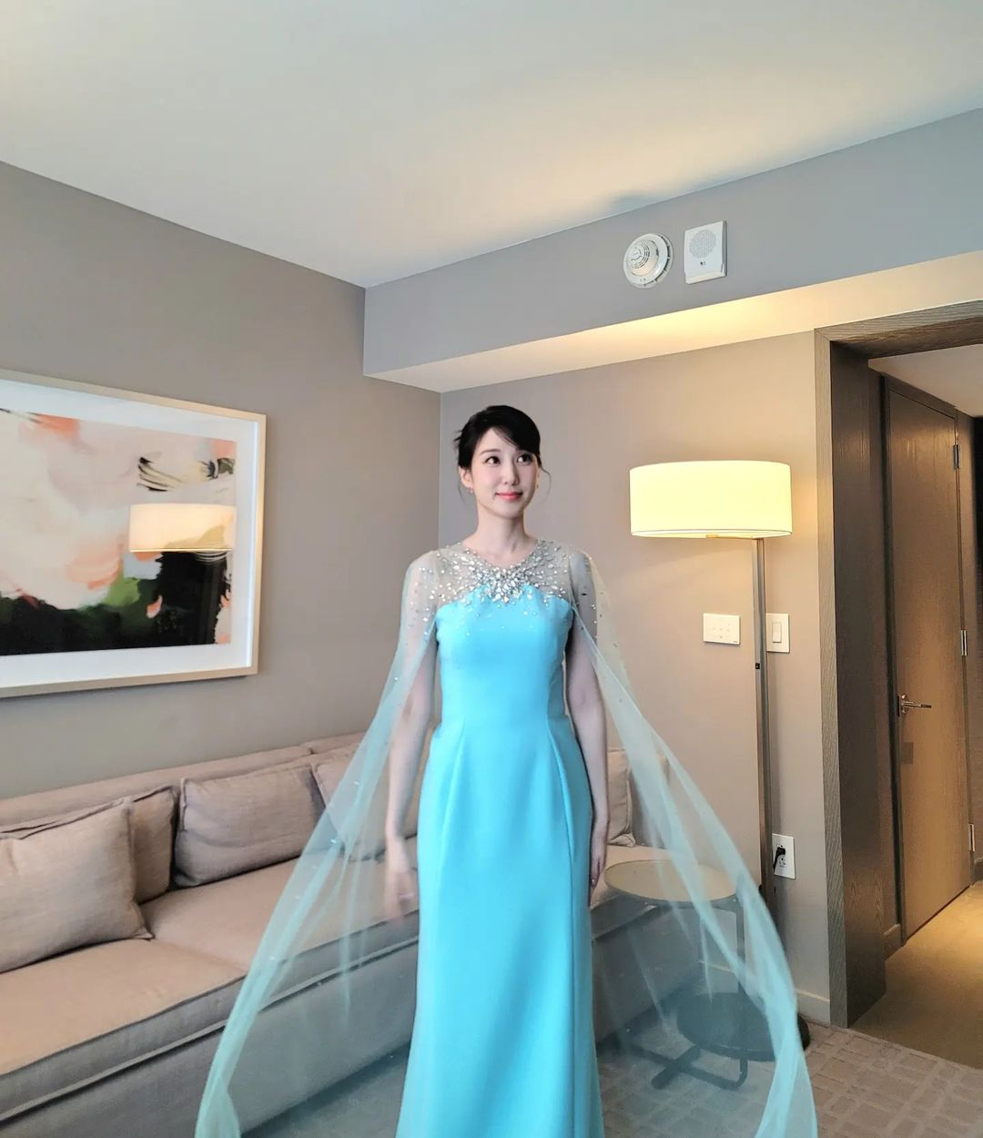 「ウ・ヨンウがエルサに」…パク・ウンビン、米授賞式で水色の「雪の女王」ドレス