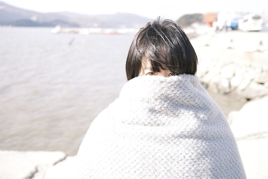 寒さに耐えるハン・ジミン…毛布から出た小顔をマネージャーがパチリ