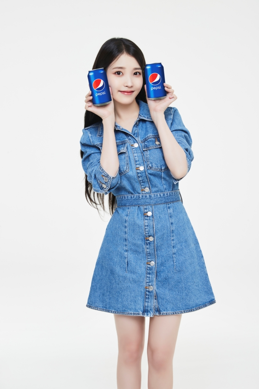 IU、デニムのワンピースを着て清純×はつらつな魅力アピール