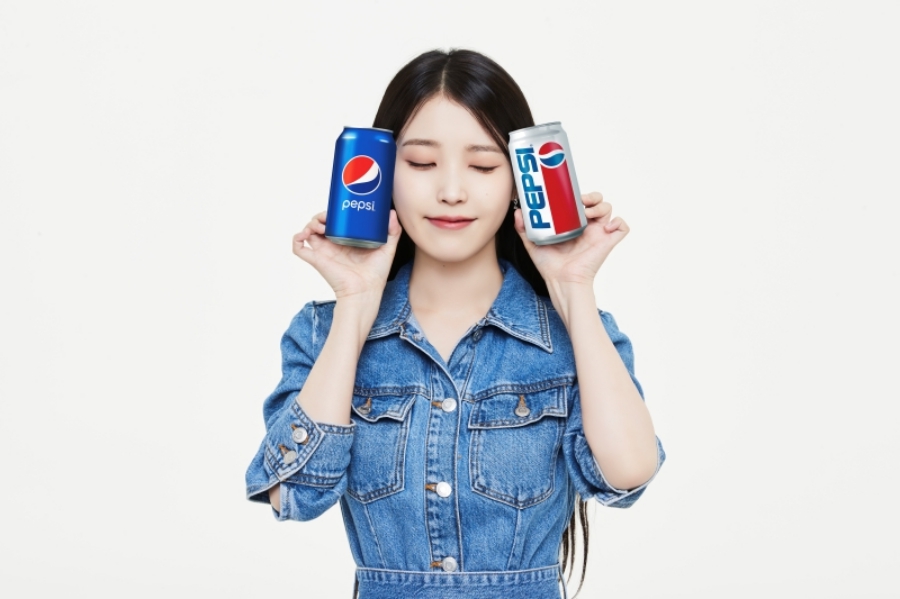 IU、デニムのワンピースを着て清純×はつらつな魅力アピール