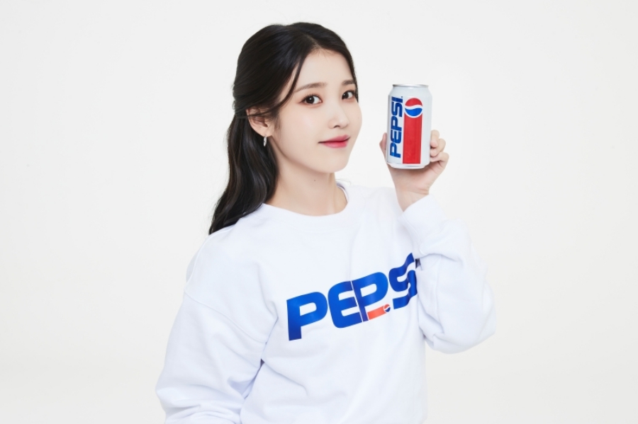 IU、デニムのワンピースを着て清純×はつらつな魅力アピール