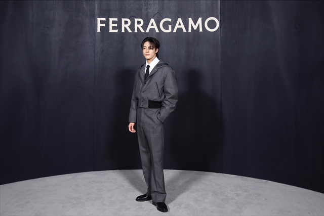 ミラノ・ファッションウィークを盛り上げたNCTジェノ、「FERRAGAMO」のスーツを完璧な着こなし