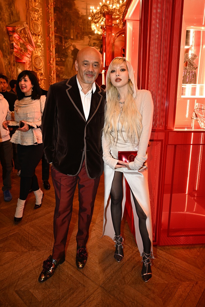 パリでも隠せないヒョナのオーラ…Christian Louboutinの23年秋・冬物ショーに出席