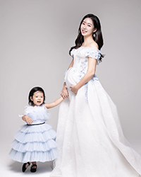 【フォト】チェ・ヒ「優雅な臨月写真」公開…娘と一緒にドレス姿