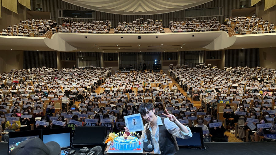 「癒し系男子」キム・ヨンデ、日本のファンを魅了…初の海外ファンミ盛況