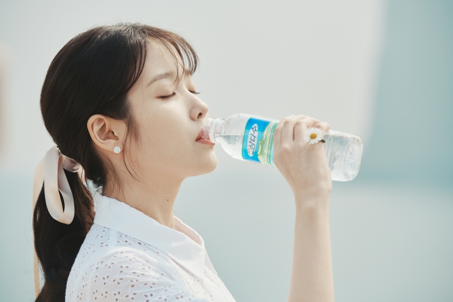 IU、「済州三多水」と縁ができて4年目　「清らかなイメージ」