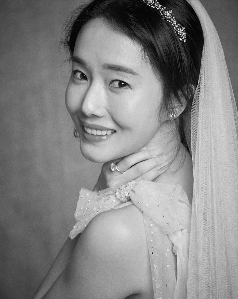 イ・ジョンヒョン、結婚4周年記念日に披露するラブリーな花嫁姿