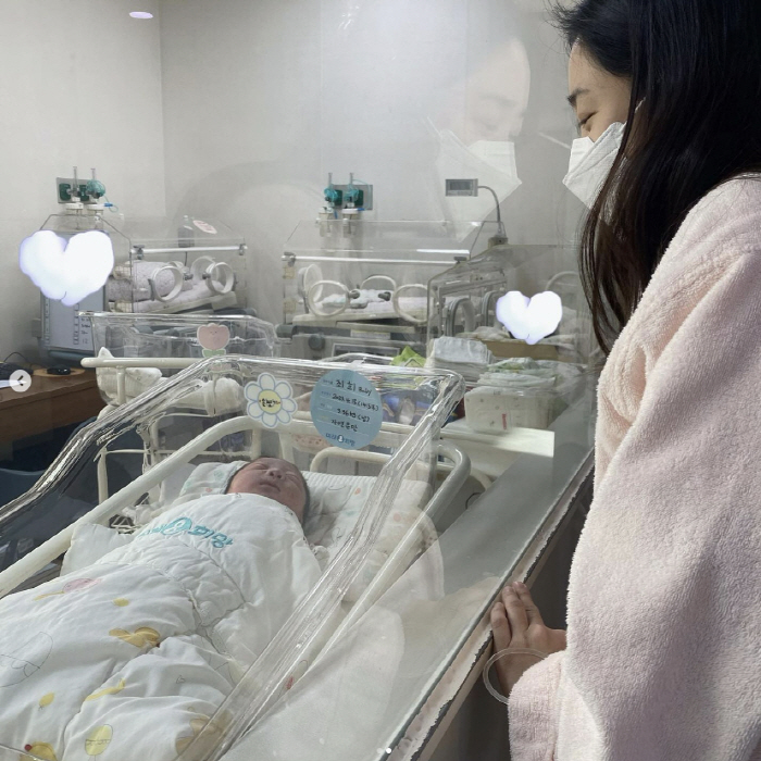チェ・ヒが男児出産　「3360グラム、自然分娩」　親しい芸能人から祝福集まる