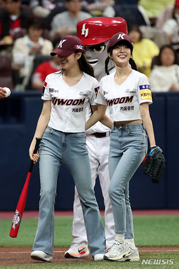 【フォト】始球式終えたwoo!ah!のナナ&ウヨン