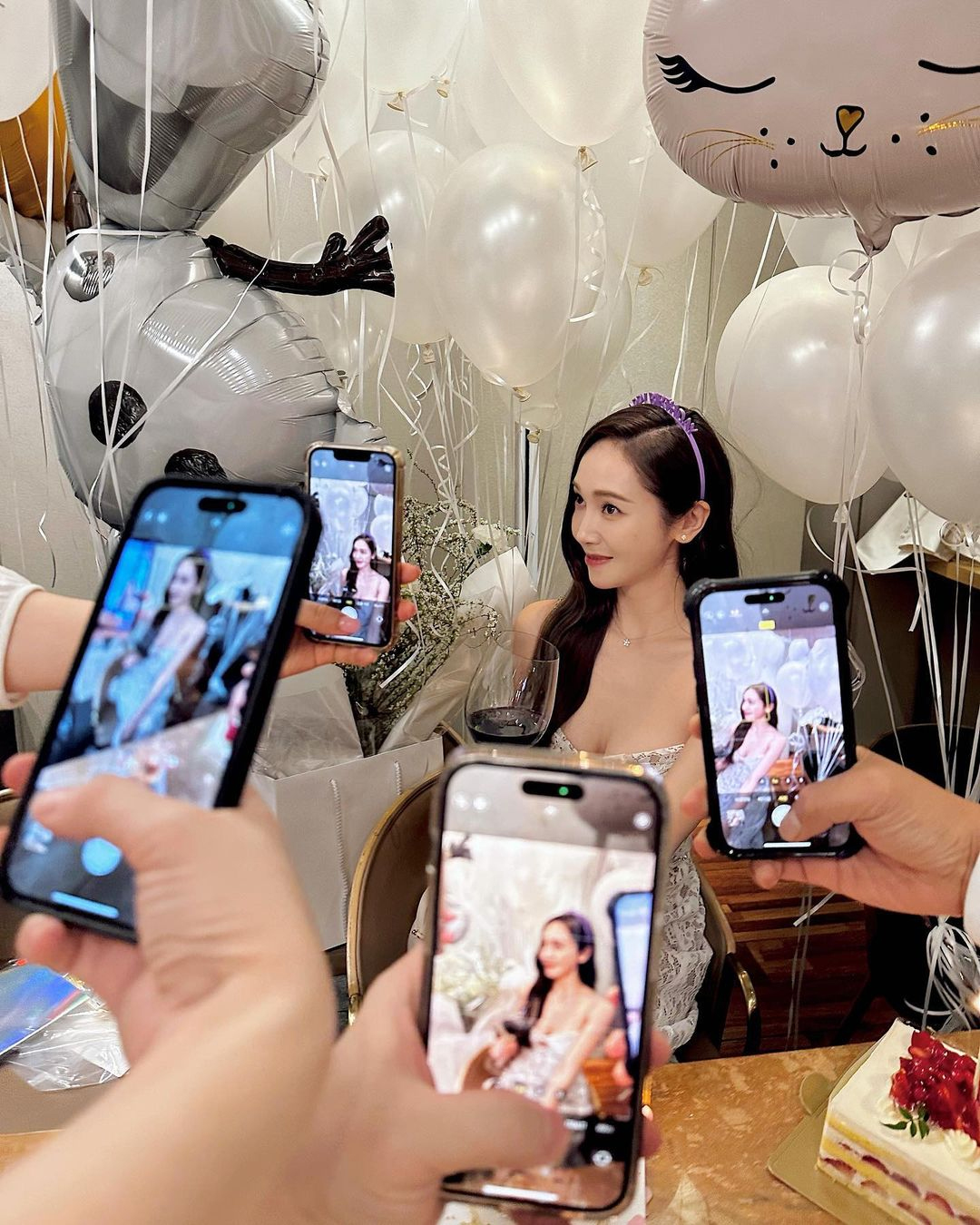 中国で人気・元少女時代ジェシカ「大胆ドレスでお姫様に」誕生日パーティー写真公開