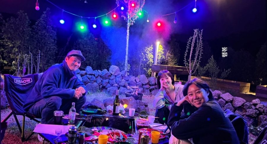 コン・ヒョジン、イ・チョニ＆チョン・ヘジンと夫妻同伴旅行？　テーブルに置かれた4つのコップ…「幸せ」