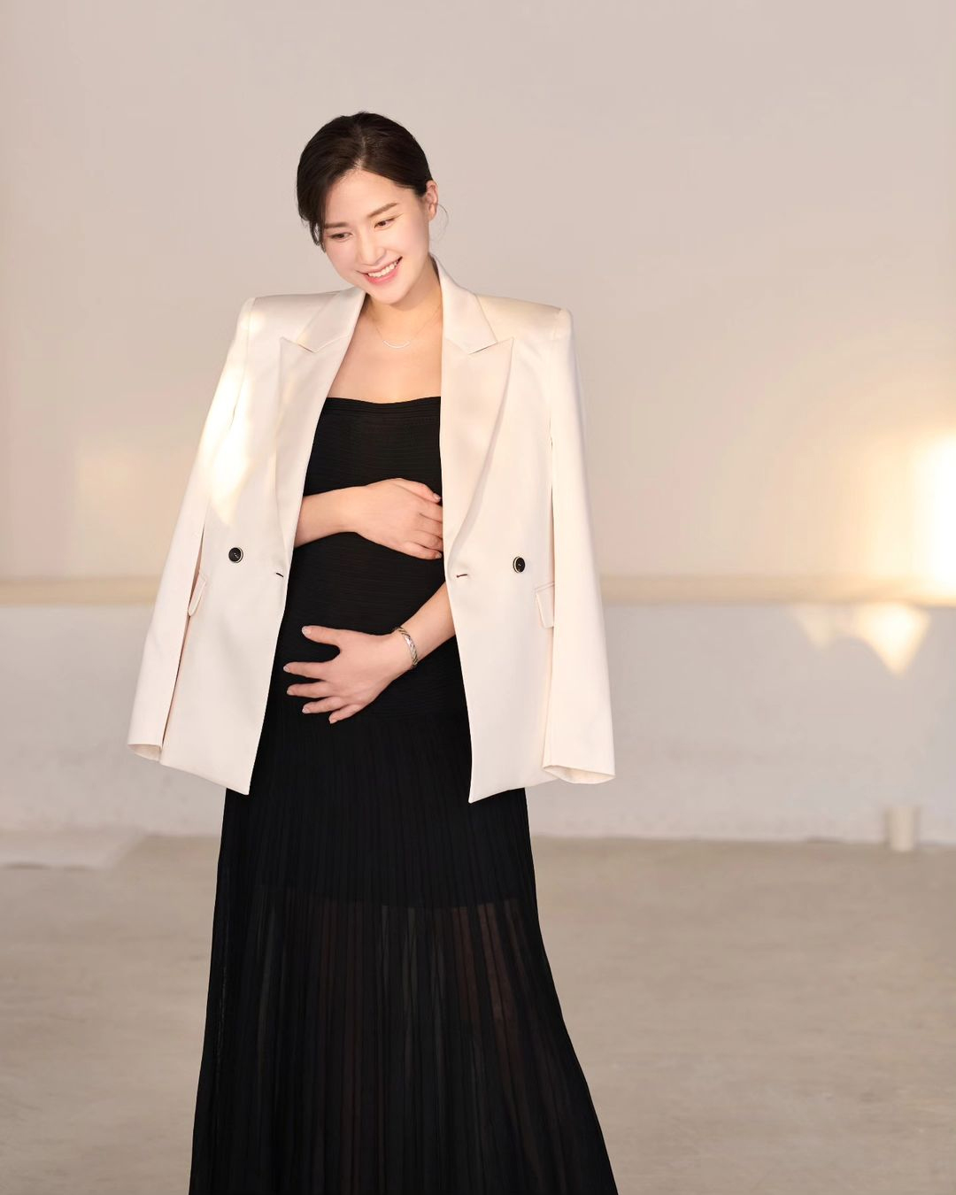 「双子のプレママ」コン・ヒョンジュ、レースのドレスをまとって披露する妊婦姿