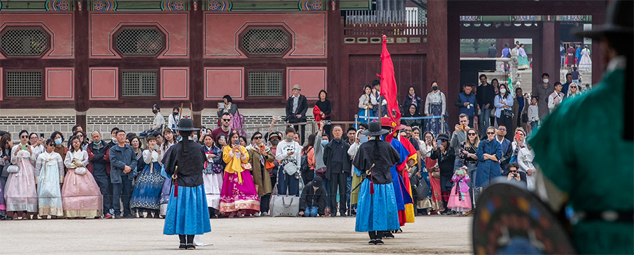 4月17日午後、ソウル・景福宮の興礼門前でさまざまな国の観光客が守門将交代儀式を見ている。
