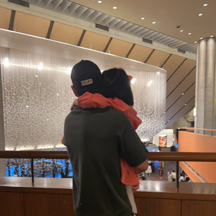 チャ・イェリョン、ひしと抱き合う夫チュ・サンウクと娘の姿をキャッチ　「この世で一番素敵なツーショット」