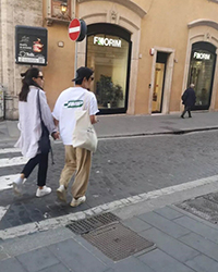 【フォト】ソン・ジュンギ＆ケイティ、手をつないでローマの街角でデート