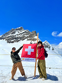 【フォト】イ・ヒョリ&イ・サンスン夫妻 スイスの万年雪の前で2ショット
