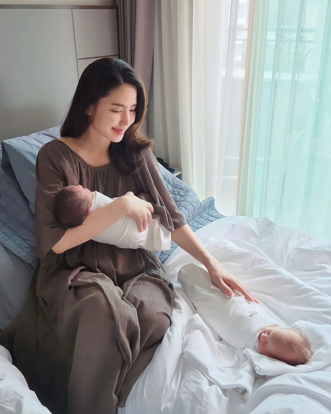 「初歩ママ」コン・ヒョンジュ、育児への不安告白　「私が双子の母親だなんて」