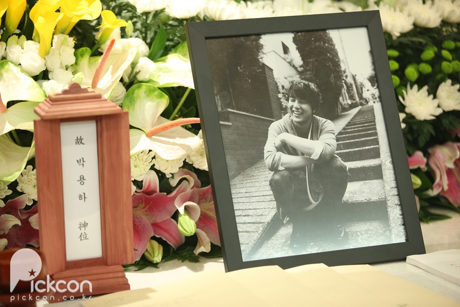 キム・ジェジュン、今年もパク・ヨンハさんの墓参り…「もう13年もたつんだね」