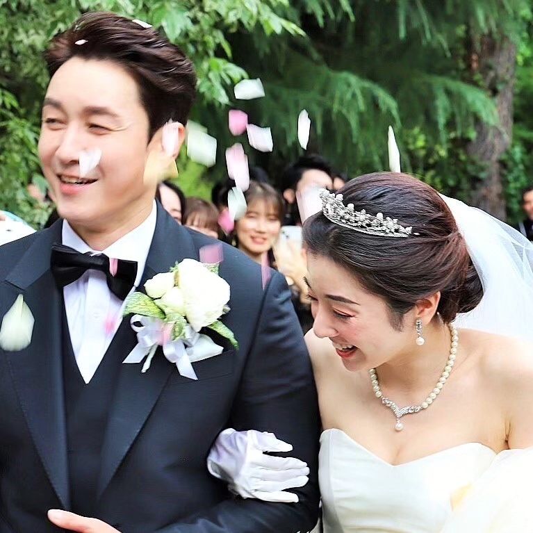 シム・ヒョンタク＆サヤさんが韓服姿を公開…「次は韓国での結婚式、人生の最後のパズル」
