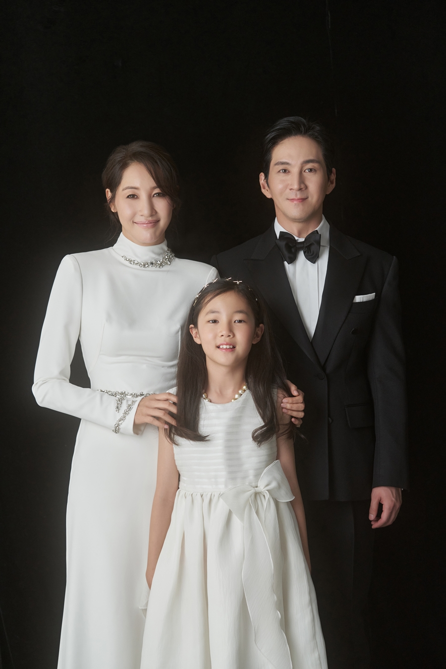 ユン・ジミン＆クォン・ヘソン夫妻、娘と撮影したリマインド・ウエディング・フォト公開　「結婚10周年最高の自慢」