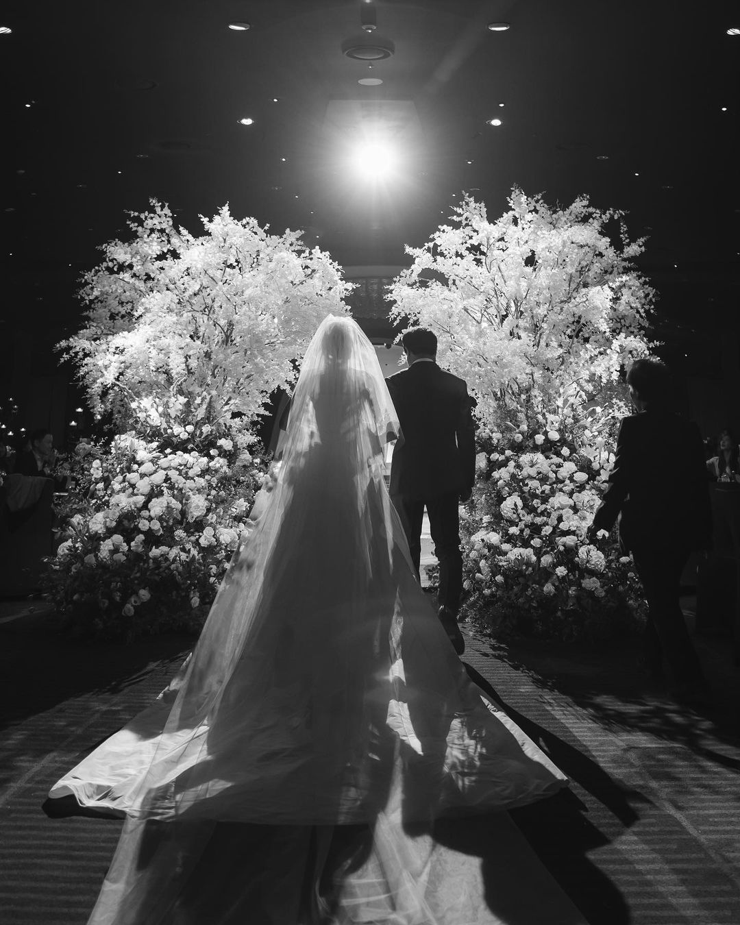 「俳優＆モデル」ビジュアル夫婦誕生…ユン・バク＆キム・スビン　グラビアみたいな結婚式写真公開
