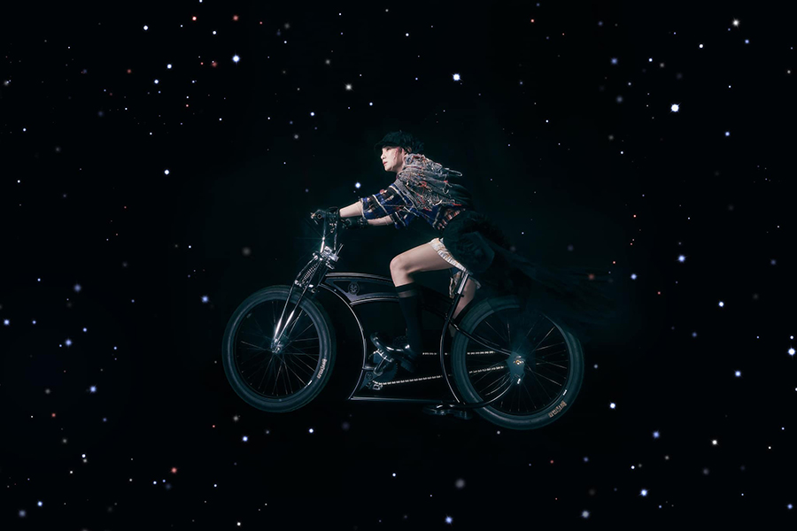 SHINeeキー、新曲の先行公開動画で自由奔放なサイクリストに変身