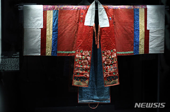 【フォト】防弾少年団RMの後援により復元された朝鮮王朝時代の婚礼衣装「闊衣」