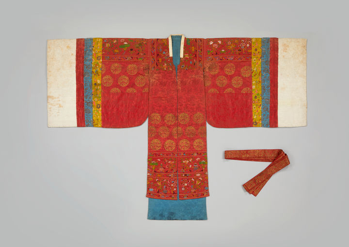 福温公主の紅長衫（前）、1830年、128.5×185.6㎝、国立古宮博物館／写真＝韓国文化財庁提供