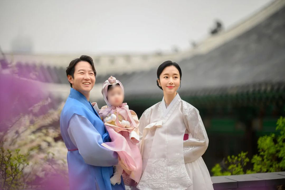 イ・ジョンヒョン、医師の夫＆1歳娘と韓服姿で仲睦まじい家族写真公開