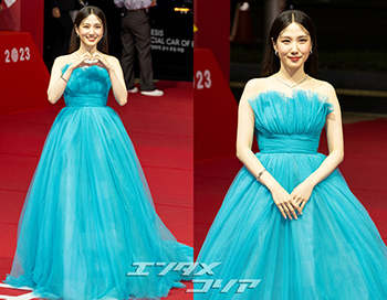 【フォト】単独司会パク・ウンビン、ブルーのドレスが鮮やか=釜山映画祭