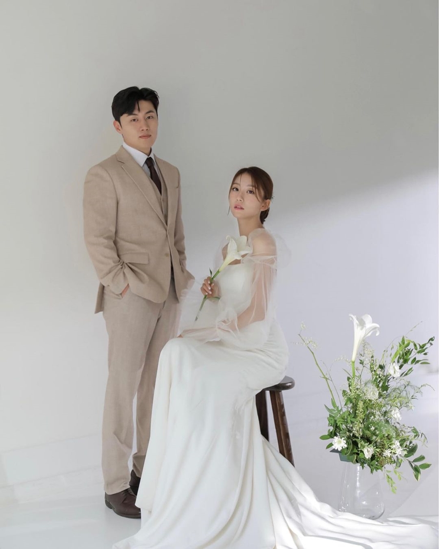 「10月結婚」イ・スジのお相手は俳優コ・ヒョンウだった…ウエディング写真公開