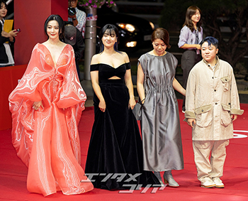 【フォト】大胆ドレスのファン・ビンビン&イ・ジュヨン=釜山映画祭
