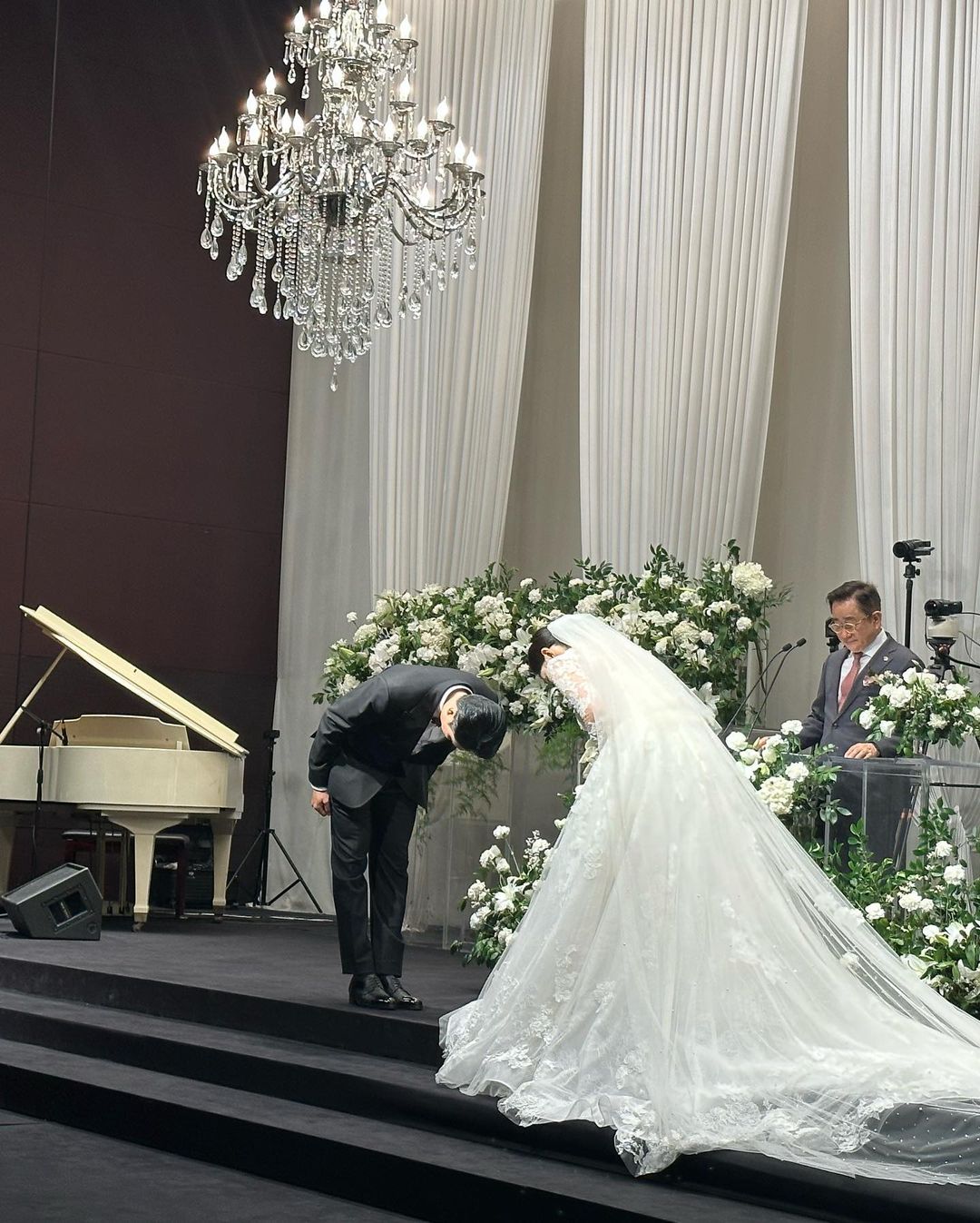 パク・スホン＆キム・ダイェ夫妻がソン・ホンスの結婚式に出席　「心からお祝いします」
