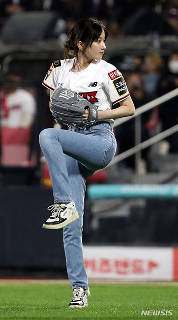 【フォト】チョン・ジョンソが始球式=韓国プロ野球プレーオフ第1戦