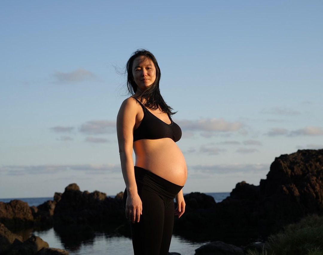 「40歳」ユン・ジンソ妊娠8カ月目マタニティ写真公開　済州島の海で「夫が撮ってくれた」
