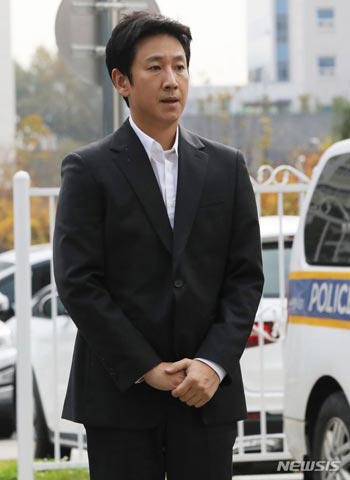 【フォト】警察に出頭する俳優イ・ソンギュン
