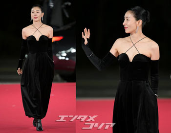 【フォト】キム・ソヒョン、シックな肩出し黒ドレス=青龍映画賞