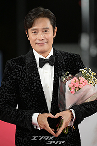 【フォト】イ・ビョンホン、花を抱えた韓流スター=青龍映画賞