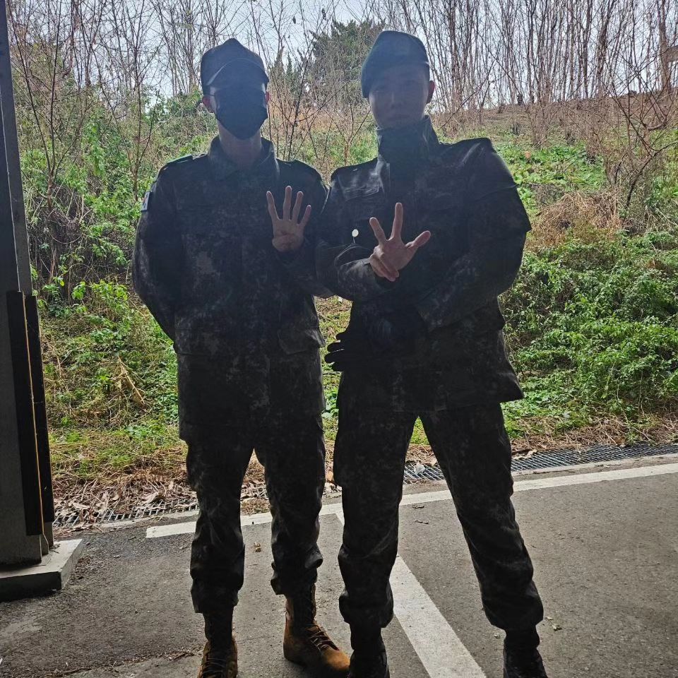 徴兵：BTSのJIN＆J-HOPE、入隊するRM＆Vを見送る　「気を付けていってらっしゃい」
