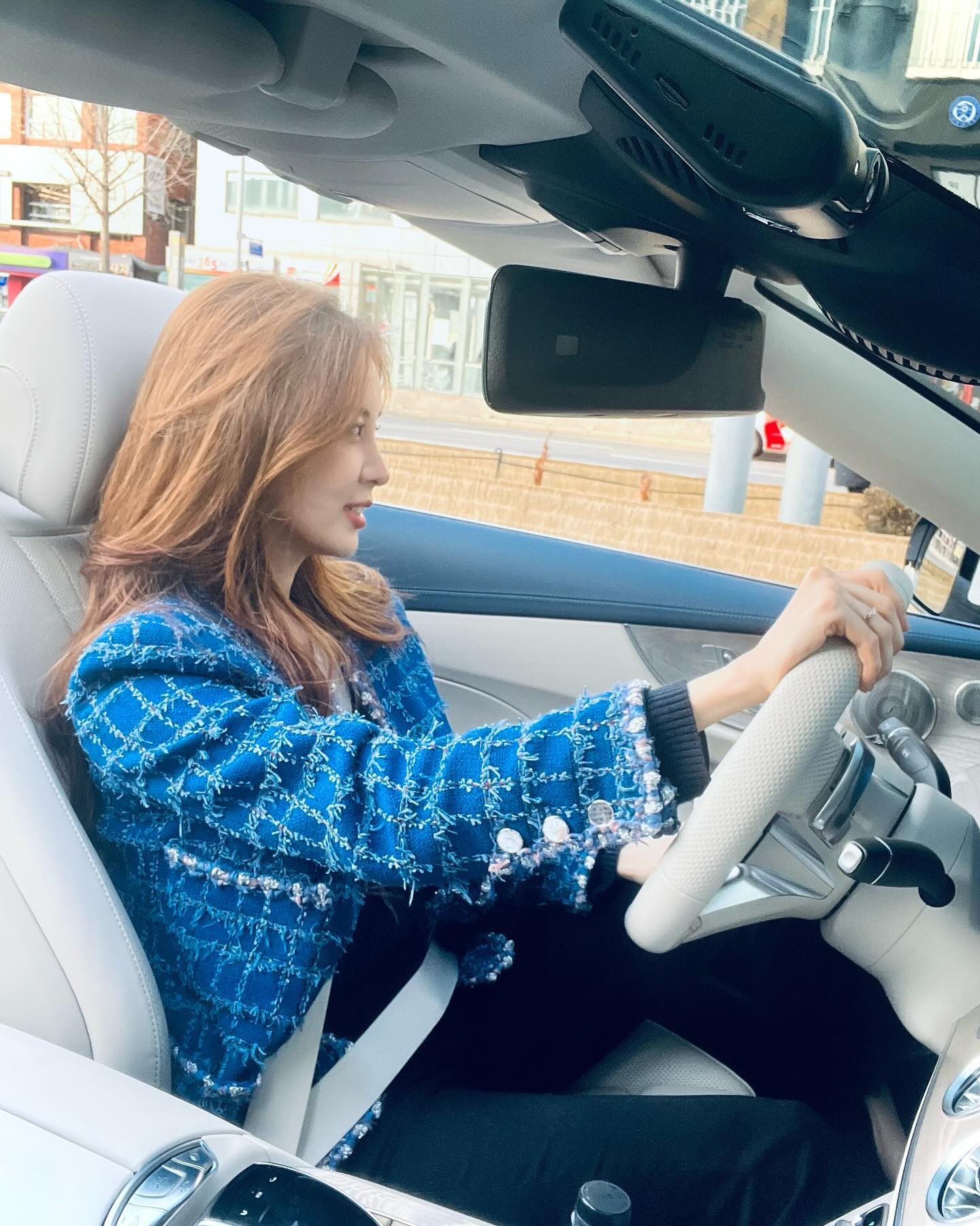 少女時代ソヒョンが高級外車自慢…オープンカーに乗ってドライブを楽しむ日常