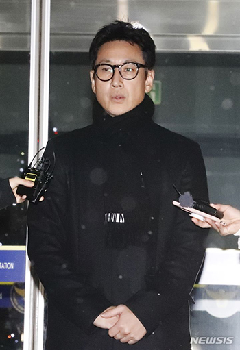 【フォト】19時間にわたる警察の取り調べを終えた俳優イ・ソンギュン